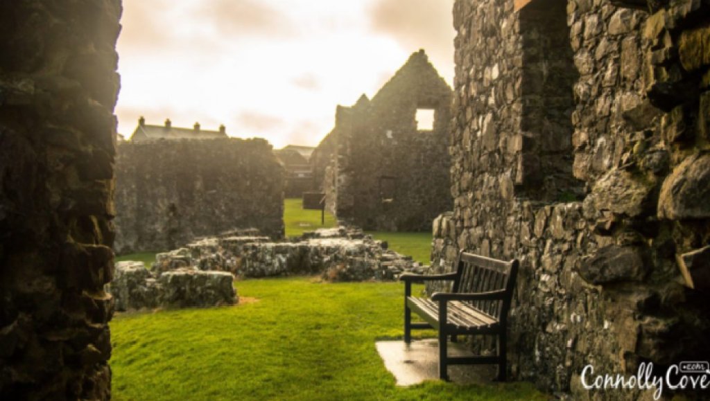 Dunluce Castle - Incredible Medieval Castle on Cliffs in County #Antrim <a href="/connolly_cove/">ConnollyCove</a> buff.ly/2rahOMH #castle #Dunluce #bushmills #causewaycoast #northernireland