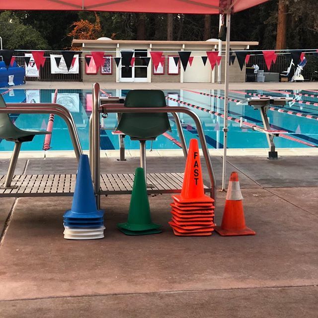 ConesAlone's tweet photo. Swim team. Embarcadero Rd, Palo Alto. #trafficcone #safetycone #pool https://t.co/0MxSbu1ARX https://t.co/MHV9s9UaTD