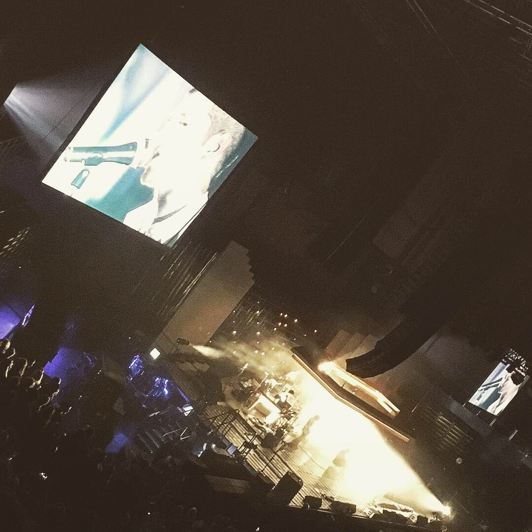 rossballinger's tweet photo. Went to see a band last night, probably the best in the world... & I’m not even biased... #absolutelybuzzin Alex Turner is a genius! #arcticmonkeys @ArcticMonkeys 🖤 https://t.co/Lo1yFq2fSh