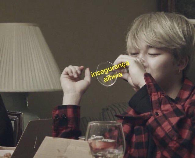 lucytokcf's tweet photo. tkks:
“jungkook tá se afastando do jimin pras armys pararem de shippar jikook”
“ele já tá cansado das shippers inseguras”
“jikook é fanservice; taekook é real pq eles tentam esconder”
“bighit, para de boicotar meu otp real”

eu: https://t.co/yTNaR19zMf