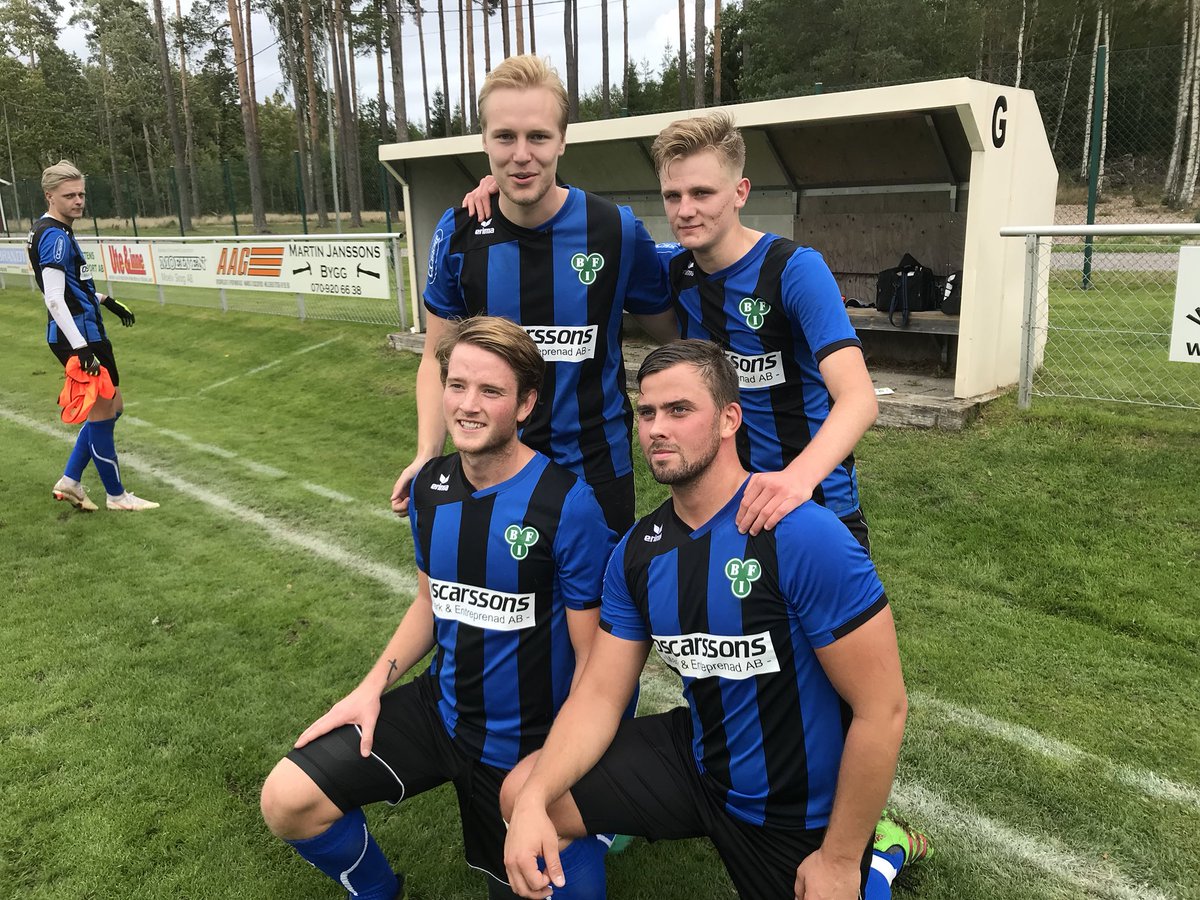 TCoster's tweet photo. Brålanda tog en förkrossande seger i dagens derby, tillika toppmatch, mot Åsebro IF i division 5. 6-0 vann gästerna med, i den Inter-inspirerade bortatröjan.
#mellerudsnyheter #div5dal https://t.co/3xM4D1ctkc