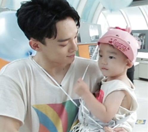 advocatexo's tweet photo. #FatherDae with his baby Daeul😍😍#EXOJD_BDayCountdown @weareoneEXO https://t.co/duOMXt5GoV