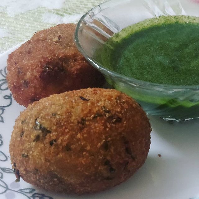 Ekbyte's tweet image. ❤ ! 
The #cripsy #BreadRoll - cooked to perfection 
#mashed @potatoes mixed with some #Indian #spices and then #wrapped inside #flour and coated witch #breadcrumbs ! Can't express how it delicious it feels when dipped in #Pudina #Dhania #chutney ! #J… ift.tt/2MvL8Wt