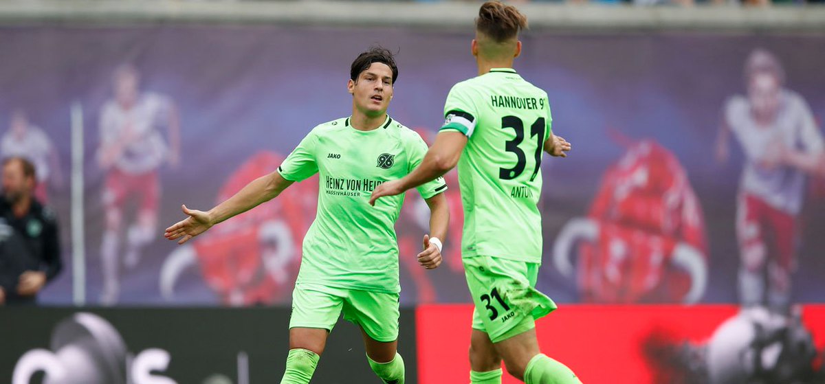 Was lange währt, wird endlich gut! 🙌 Vier Jahre hat #H96-Außenverteidiger <a href="/MiikoAlbornoz/">Miiko Albornoz</a> auf einen <a href="/Bundesliga_DE/">BUNDESLIGA</a>-Treffer gewartet, gestern war es gegen @DieRotenBullen endlich soweit! 👏⚽️ Alles zur Torpremiere: 👉 tinyurl.com/MiikosTor #NiemalsAllein ⚫️⚪️💚