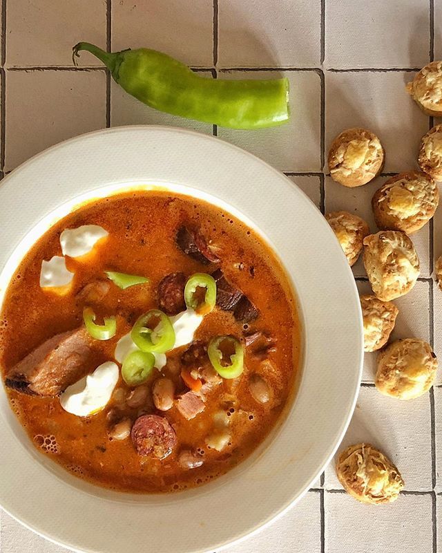 jokuti's tweet photo. Hearty bean soup with sausage and smoked trotter, sour cream (tejföl) and scones (pogácsa), the ultimate Hungarian comfort food!
#foodie #hungarianfood #comfortfood #simplefood #bableves #beansoup #hegyeserős #pogácsa #tejföl #cremefraiche #twitter #onmyplate #csülök #csülkö… https://t.co/qZAZGCQsfl
