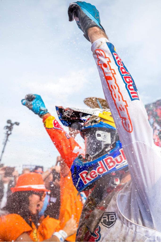 JEFFREY HERLINGS DE EERSTE NEDERLANDSE WERELDKAMPIOEN MXGP!!! 🏆 <a href="/JHerlings84/">Jeffrey Herlings</a> 

#motocross #mx #mxgp #geeftjevleugels #redbull