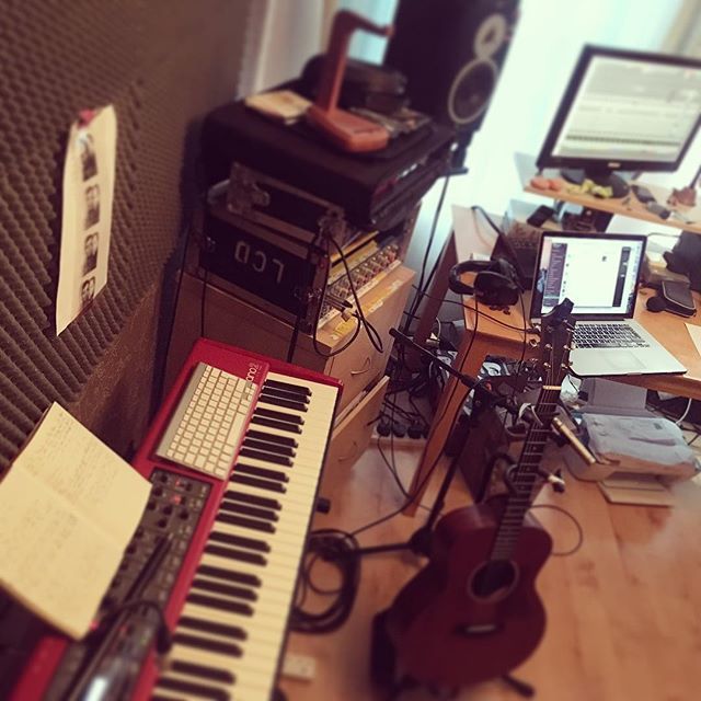 TheRobbMurphy's tweet photo. In the man cave recording a new demo ... #mancave #songwriting #songwriter #recordingstudio #nordpiano #nord #taylor #taylorguitars #protools #focusrite #red4pre #neumann #neumannmics #music #musicislife #inspiration #sunday #dynaudio #apple https://t.co/jTnBT1qWQk https://t.co/YOwfLCqbMb