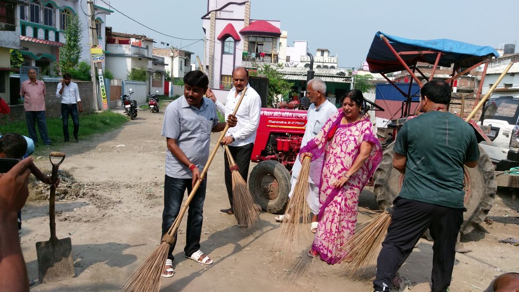 AshwaniSah3's tweet photo. आज@muzaffarpur में प्रधानमंत्री श्री@narendramodi जी द्वारा शुरू किए गए #SwachhtaHiSewa जनअभि��ान के तहत वार्डो में कई जगह सफाई कर श्रमदान किया । 02 अक्टूबर (गांधी जयंती) को होने वाले कार्यक्रम का हिस्सा बन कर आप भी स्वच्छ एवं सुंदर मुज़फ़्फ़रपुर बनाने में ��पना योगदान दे । https://t.co/aCnmadKbu4