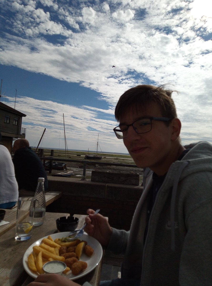 CollingridgeFox's tweet photo. First experience of mushy peas at Leigh-on-Sea. #GerExch2018 @MFLbwood https://t.co/NwU4oW9Snm