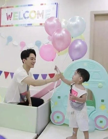 xuxismoonlight's tweet photo. Yaaaahhhh these are one of  most precious pics I saw in my life for the million time I love you. 

#FatherDae 
#EXOJD_BdayCountdown https://t.co/LYhBrwkGAj