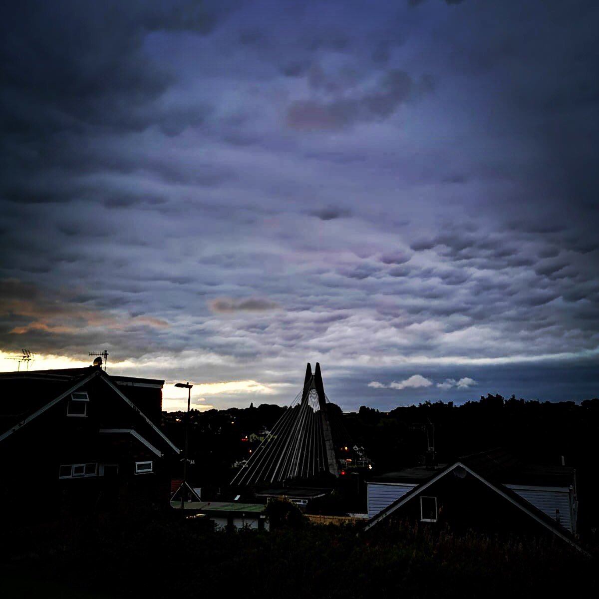 NatalieGoodger's tweet photo. Thursday evenings sky π #thatskytho #thatskythough #moody #mood #autumn #mesmerizing #clouds #cloudmood https://t.co/DWmac9RJLM