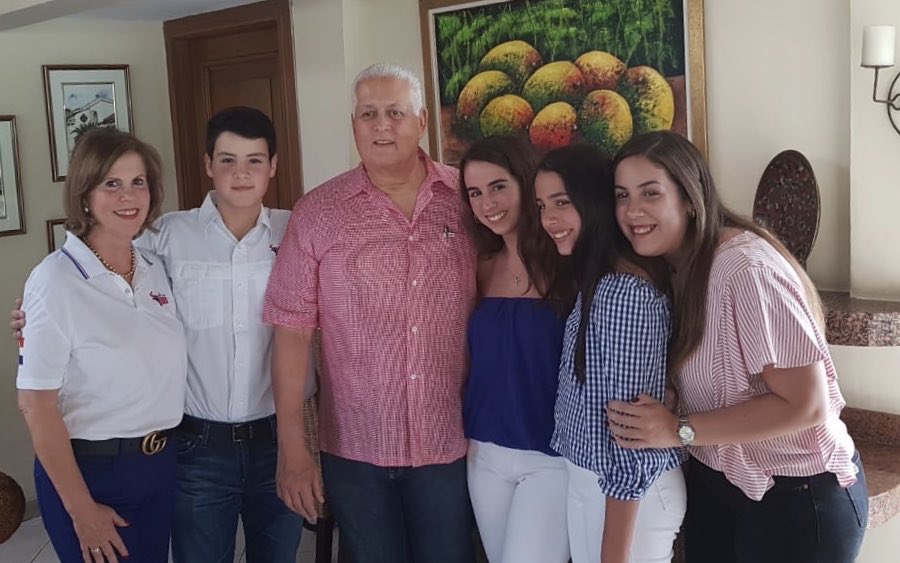 PerezBalladares's tweet photo. Junto a mi familia, mi soporte y motivación preparándonos para salir a ejercer el voto, invito a todos mis copartidarios para que vayan a votar.

#PRD #PrimariasPRD https://t.co/d4IjrLICWV