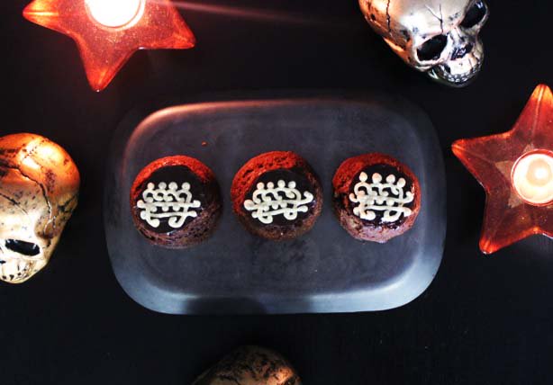 vvitchykitchen's tweet photo. Walnut Brownie Altar Cakes inspired by HEREDITARY, a dark offering to his hellish excellency 😈

Good for chocolate lovers, bad for nut allergies.

https://t.co/fPvzHLvsQS

#Hereditary #baking #horror #paimon https://t.co/zsgsyFwQt2