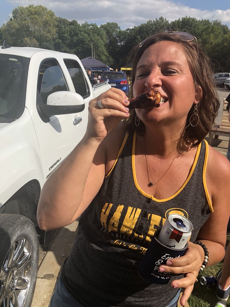 ejrodie's tweet photo. Back at it, lovin life with some chicken wings https://t.co/RfVv0MK9ID