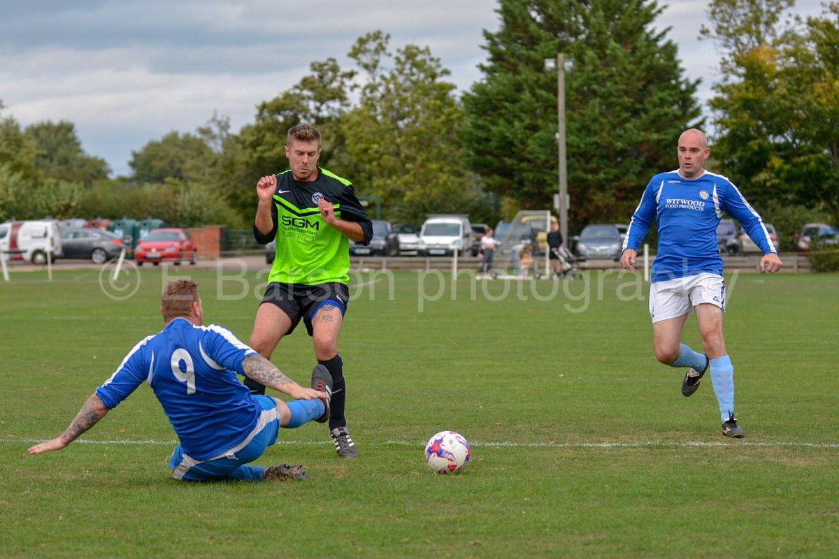 EBarsonphoto's tweet photo. Full  time in the charity game for @PancreaticCanUK involving @cropredyfc v @cropredyfc legends the score was  4-2 @NonLeagueCrowd @PuritansRadio @banburysound @banburynews @Banburyshire @OxOnFootball @OxTweets https://t.co/GckONsMBLw