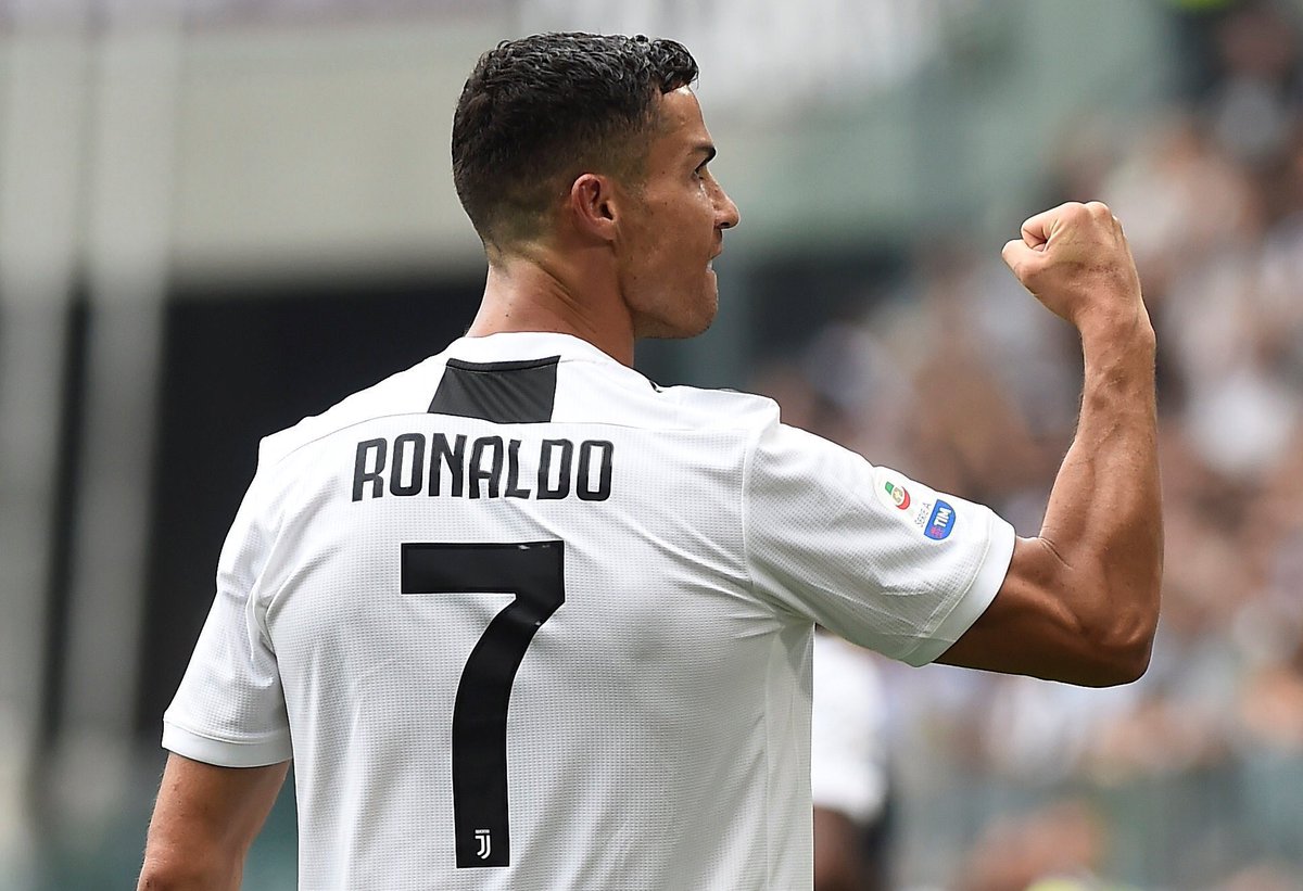 🎉 @Cristiano Ronaldo scores his 400th career league goal.
⚽️ 311 - @RealMadrid 🇪🇸
⚽️ 84 - @ManUtd 🏴
⚽️ 3 - @Sporting_CP 🇵🇹
⚽️ 2 - @JuventusFC 🇮🇹
👏 Becoming only the 5th player in football history to score 400 league goals.
