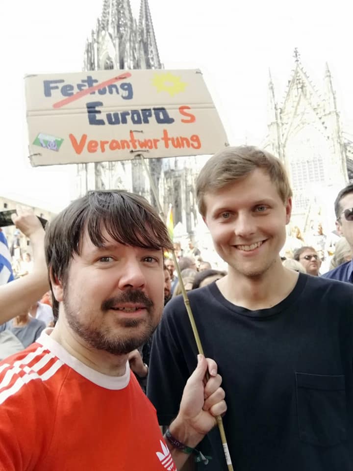 Marc_Kersten's tweet photo. Ich liebe diese Stadt! Köln hat heute vieltausendfach Haltung gezeigt & auf völlig überfüllten Plätzen für eine menschliche Flüchtlingspolitik demonstriert. Apropos: #Seehofer ist der #UrOpaAllerProbleme! Schönen Gruß zum pseudochristlichen #CSUParteitag #refugeeswelcome #CSUPT18 https://t.co/I9qiVFqMwP