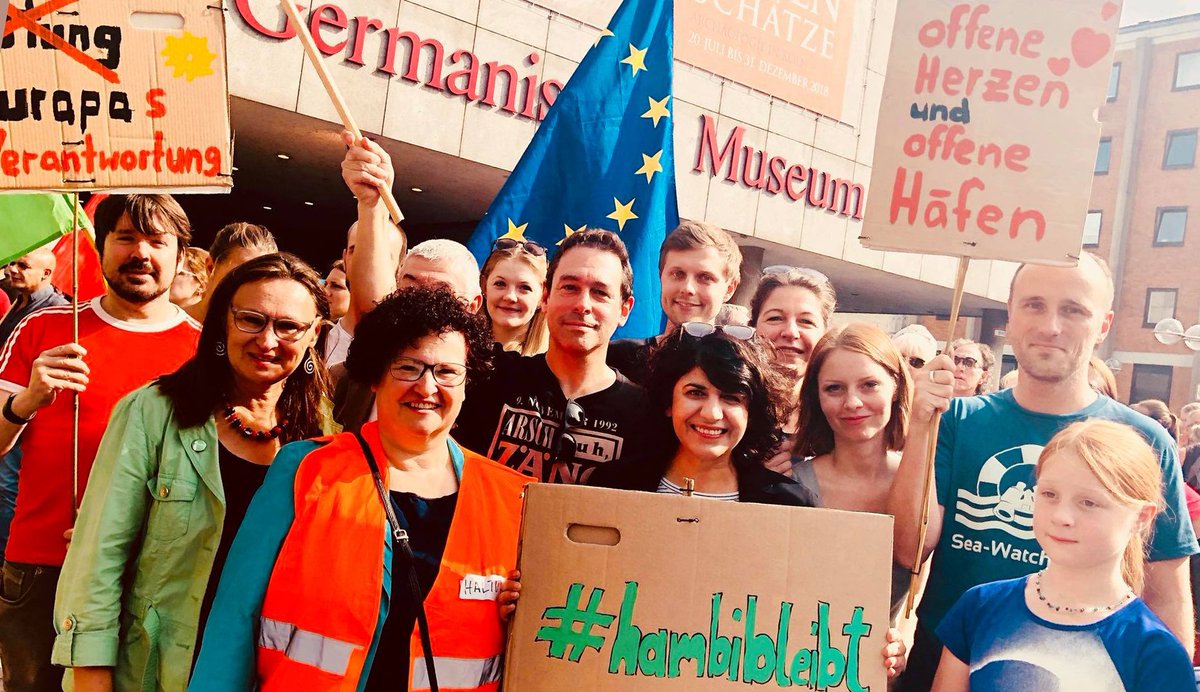 Marc_Kersten's tweet photo. Ich liebe diese Stadt! Köln hat heute vieltausendfach Haltung gezeigt & auf völlig überfüllten Plätzen für eine menschliche Flüchtlingspolitik demonstriert. Apropos: #Seehofer ist der #UrOpaAllerProbleme! Schönen Gruß zum pseudochristlichen #CSUParteitag #refugeeswelcome #CSUPT18 https://t.co/I9qiVFqMwP