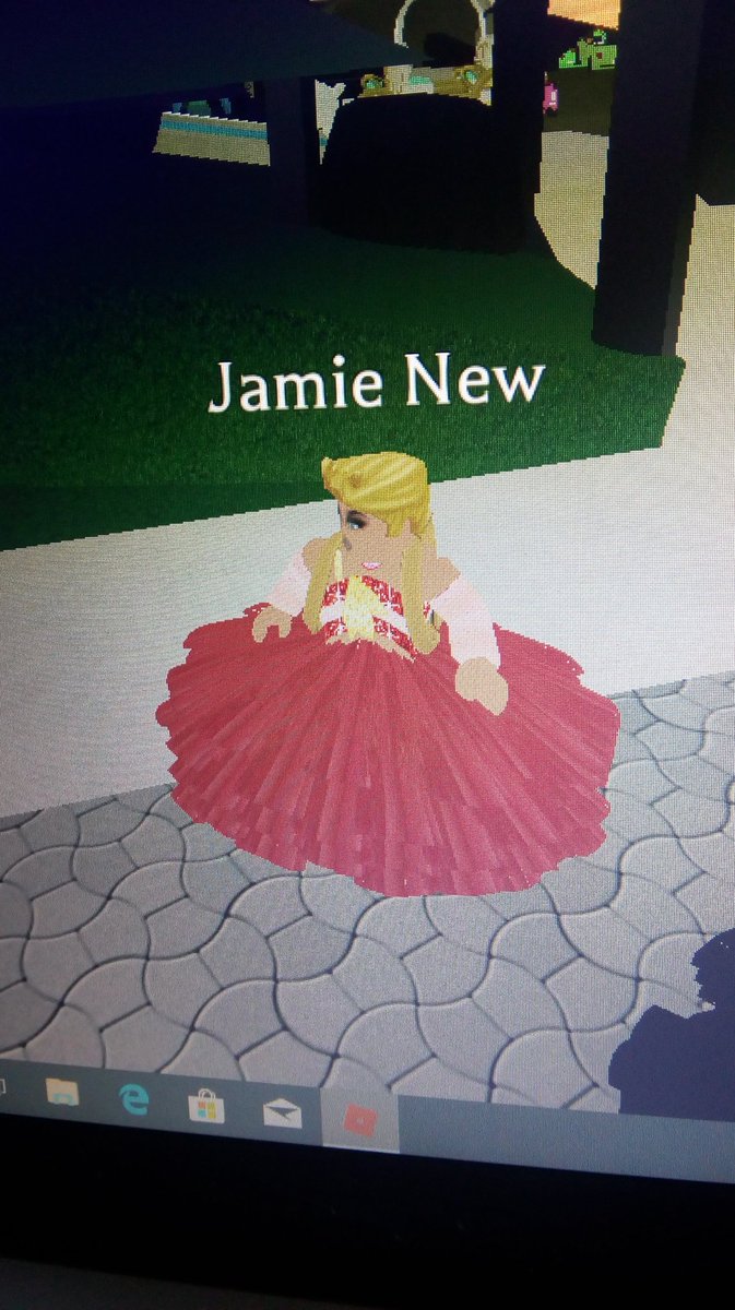 momisha84's tweet image. My 9yo, slightly #JamieLondon obsessed, daughter Tara's #WorkofArt when playing Roblox today! She'd super love the Jamie goodies + the #BarryM goodies as she's starting to experiment with makeup 😀