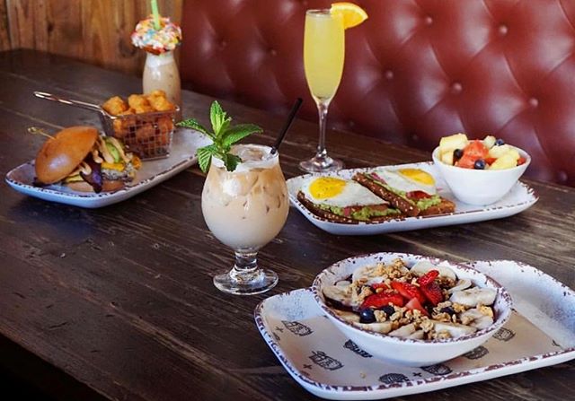 Football, brunch, and endless mimosas. 🥂
You can find us posted at <a href="/theavenuedtsp/">theAVENUE Eat+Drink</a> ALL day. 😉 
#LiveAmplified #SundayFunday 
📸: IGER bestofstpetersburg