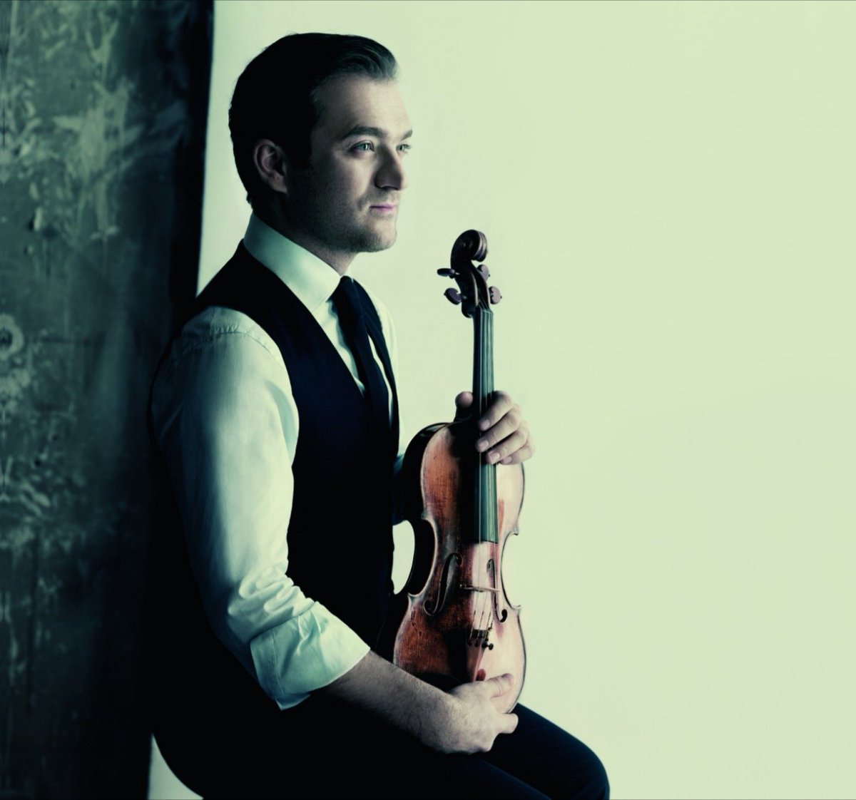 AbuDhabiMusic's tweet photo. They arrive #InAbuDhabi next month for an unforgettable #Mozart &amp; #Satie concert @EmiratesPalace. The iconic #CamerataSalzburg sound joins the magic of @rcapucon for the opening night of #AbuDhabiClassics this year! Tickets on @VirginMENA &amp; @TicketmasterME https://t.co/qw4jMxA3Oc https://t.co/A6Q7plYhIZ