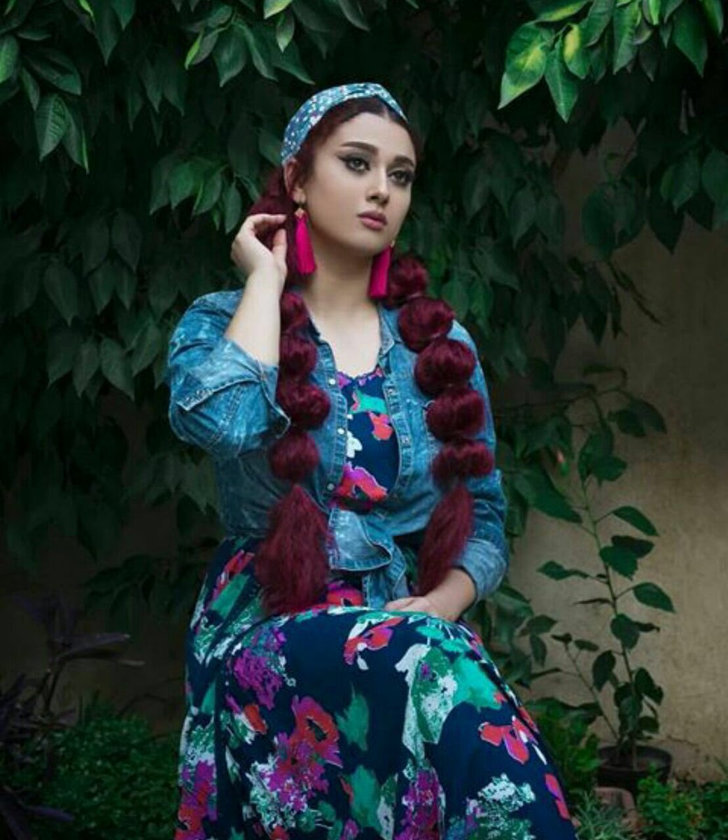 حبيتك صدك معقولة ماحسيت
وأني الجنت أظنك تدري وتحبني
طلع كلبك أناني أني وياه أنغريت
ماوفه لمحبتي وبالعجل ذبني
وحيد بلا حبيب ولا عشك ظليت
شجرة بلايه ماي ولا شمس جني
صلب مثل الجبل بالشده منهزيت
بس بعدك عليه بهالوكت هزني
حيرني الزمان وبيك أني أحتاريت
وجن بيك الزمن رايد يعذبني ♥