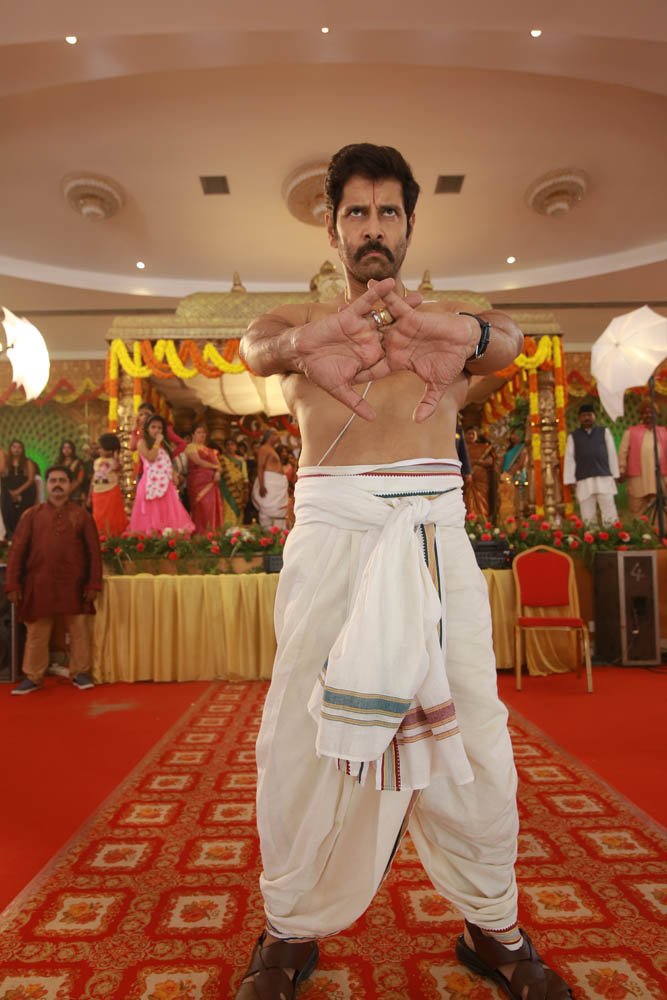 Ananth_CVF's tweet photo. #AaruSAAMYHuntIn5Days 
2016 - #IruMugan ( Blockbuster )
2018 - #SaamySquare https://t.co/ryCCXedl1O