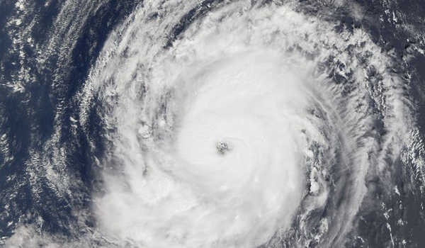 Beritasatu's tweet photo. #PopulerB1 #Dunia: Topan Mangkhut Mengamuk di Filipina, 59 Tewas https://t.co/0BNebamCOl https://t.co/b5xHMQbXie
