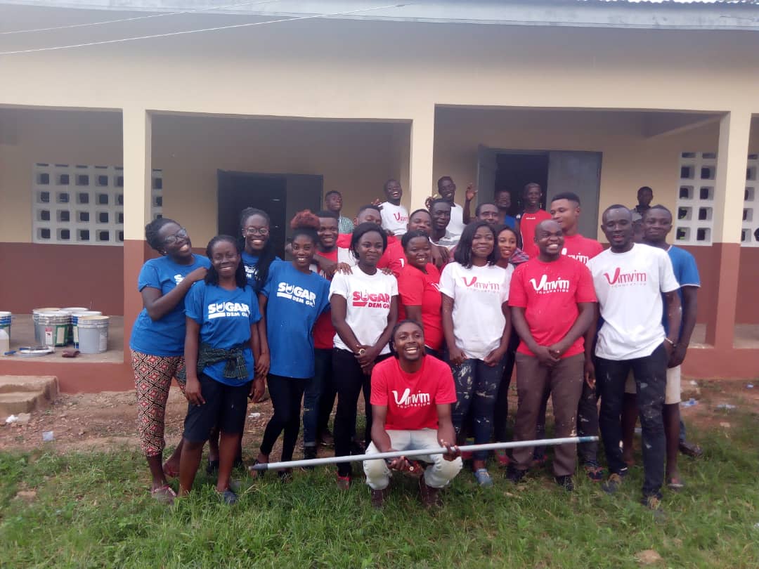 It was great joining Afia Pokuaa and the Vimvim foundation to paint a classroom block at Amenan in the Eastern region.
I guess my national volunteer day has started already💃
#VolunteerinGh #NVDay18
#proudvolunteer
#ashesileoclub #accragyenyameleoclub
#vimvimfoundation #sugardem