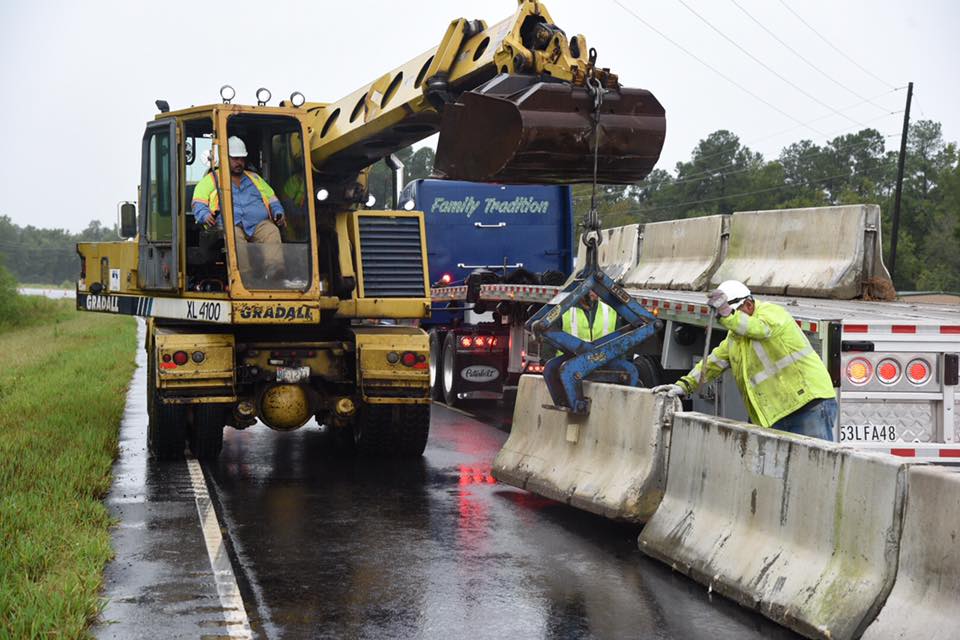 SCDOTPress's tweet image. Crews working to construct a flood barrier on U.S 378 over the Lynches River in Florence County. Please use caution in all work zones. Let 'em work. Let 'em live.