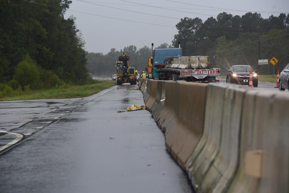 SCDOTPress's tweet image. Crews working to construct a flood barrier on U.S 378 over the Lynches River in Florence County. Please use caution in all work zones. Let 'em work. Let 'em live.