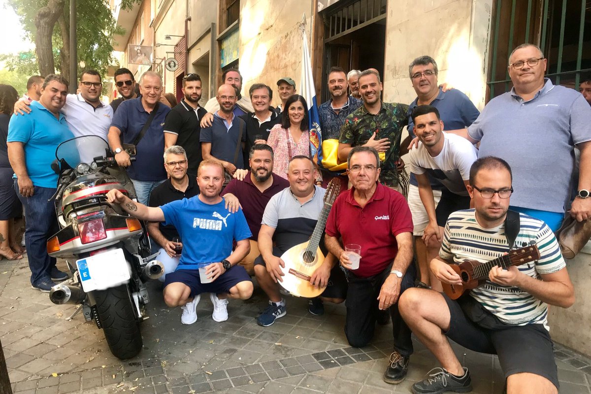 LosGofiones's tweet photo. Desde la ⁦@casadecanarias⁩, junto a ⁦@CarolinaDarias y ⁦@Ramn_del_Castil⁩, le enviamos saludos a los canarios en Madrid. Mañana les esperamos en el concierto del ⁦@nuevoapoloofic⁩. https://t.co/LM4ghifIqm