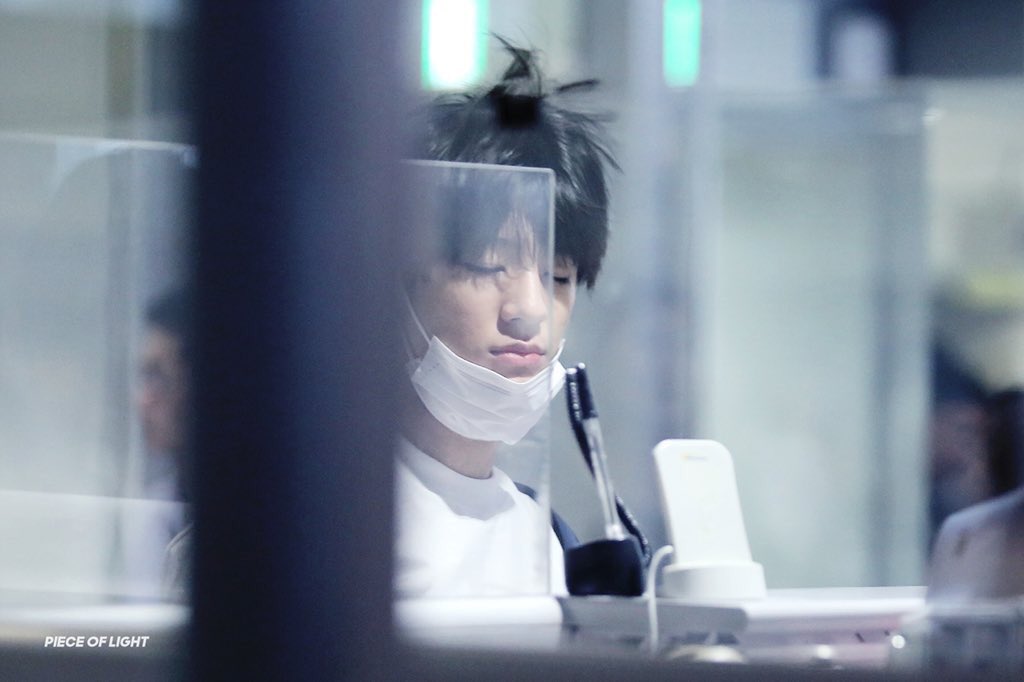 mumuluvyoukha's tweet photo. บอกว่าตื่นแล้วหวีผมหน่อยเธอ @urbanjenox https://t.co/YuX1PIwXFO