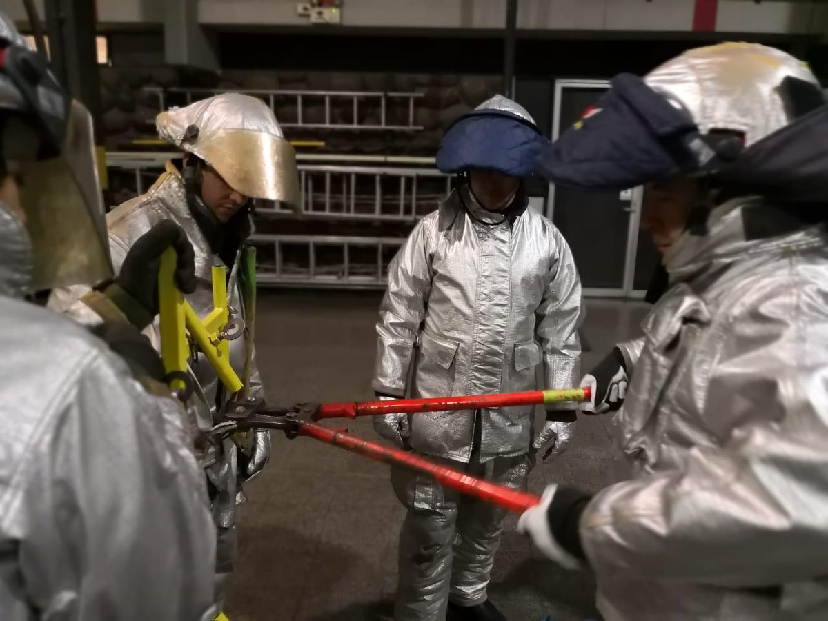 ssei_amb's tweet photo. Turno DELTA en instrucción teórico-práctica de entrada forzada 🚒🚨✈ #Bomberos de aeropuerto #SSEI #ARFF #RFF #CREI #SSLIA https://t.co/yYrWMfu5td