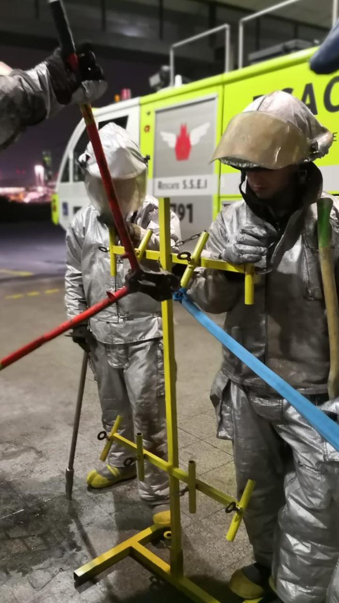 ssei_amb's tweet photo. Turno DELTA en instrucción teórico-práctica de entrada forzada 🚒🚨✈ #Bomberos de aeropuerto #SSEI #ARFF #RFF #CREI #SSLIA https://t.co/yYrWMfu5td
