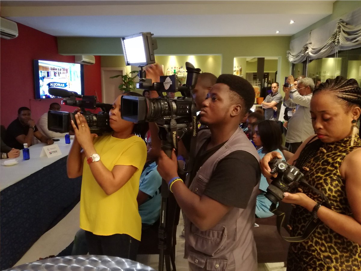 Tuvimos el gran honor de acoger y apoyar a <a href="/BZarandona/">benjamin zarandona</a> en su proyecto del CLINIC con la @Fundacion_Betis. Evento que estuvo también apoyado por la <a href="/FMartinezHmnos/">Fund. Martínez Hmnos</a>, #BANGE, <a href="/OficialCeiba/">Ceiba Oficial</a>, <a href="/jamonesaljomar/">jamones aljomar</a>, <a href="/EbutViajes/">Ebut Travel - Agencia de Viajes</a>, <a href="/ffrm_es/">FFRM</a>, @ClinicaEcodent, <a href="/CuatroRayas/">Bodega Cuatro Rayas</a> ,etc. Gracias a todos!