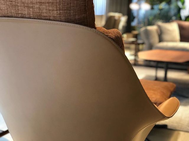 interdesign_uk's tweet photo. #detailsofquality
Sveva #armchair - the shell is made of rigid structural polyurethane and then upholstered in saddle hide accommodates the soft, goose down filled seat and seat back cushions
#FLEXFORM #FLEXFORMLondon https://t.co/l4Lx9mcFk8 https://t.co/kbtAaj5xc5