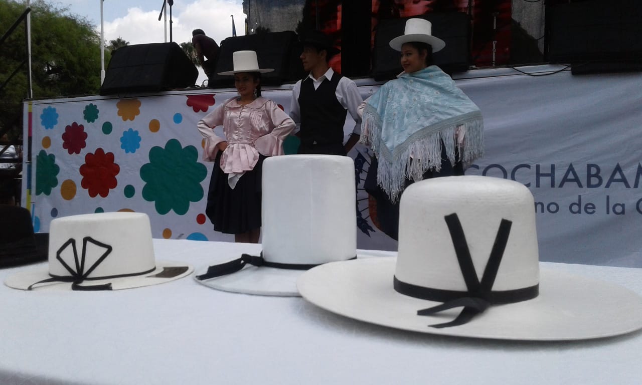 La Razón Digital on Twitter: "#Cochabamba el Festival del sombrero de chola k'ochala en la Plaza de las Banderas https://t.co/Hh962dG9Kc" / Twitter