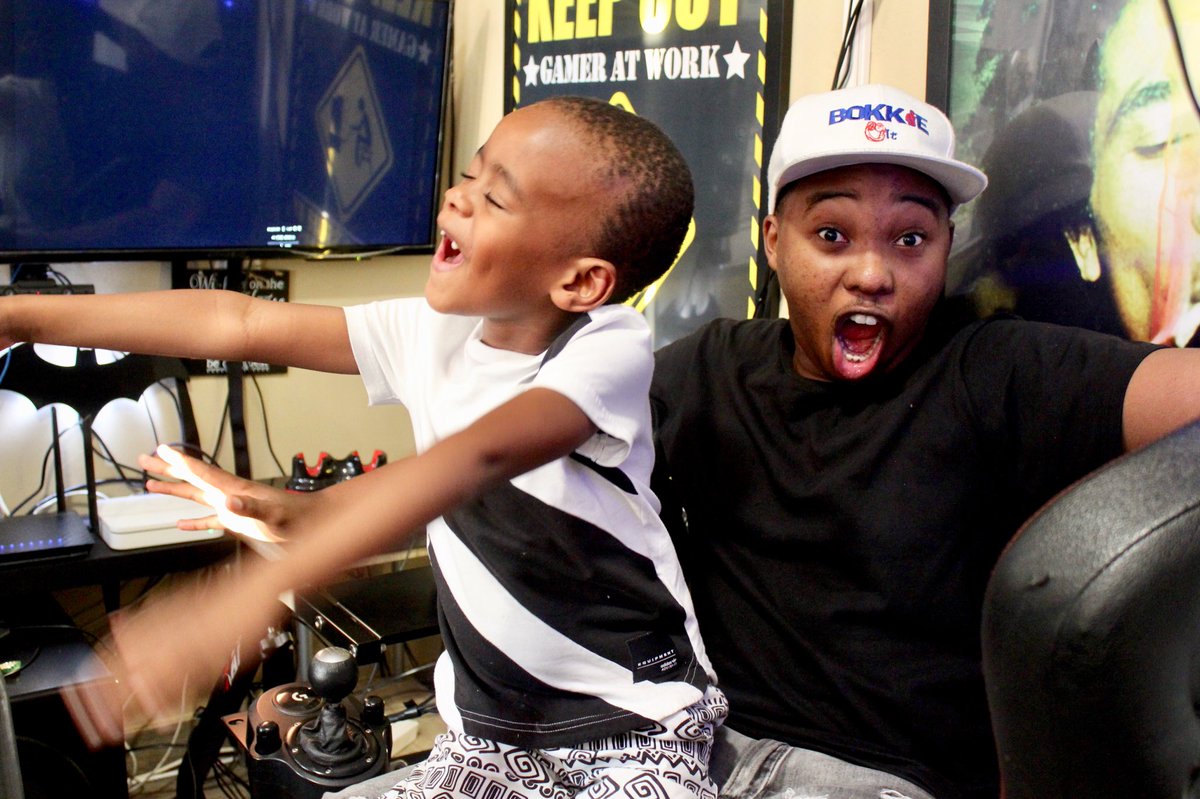 BokkieultDJ's tweet image. Spending a day with my boi @djarchjnr is always dope❤️🙏🏽🚀.
Refining a machine💪🏽.
#youngestdjintheworld + #dopedjintheworld #bestdjs
#djs #music #technical #mentor