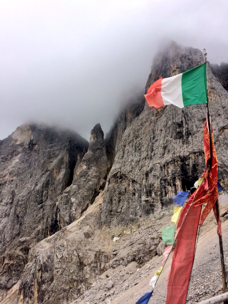 FjGonzalez76's tweet photo. La niebla se nos echa encima, y quedan los tramos más expuestos hasta el refugio #Mulaz en el #Park2TrekDolomites... https://t.co/D8Lbo8XXUO