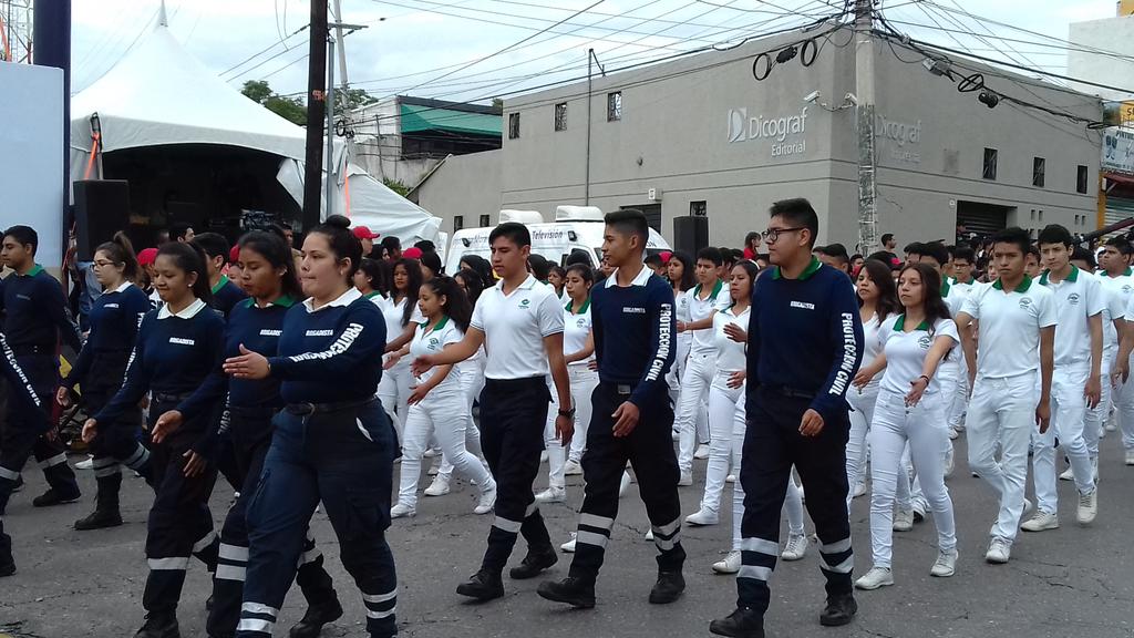 GobiernoMorelos's tweet photo. Los estudiantes muestran su compromiso con la patria al ser parte del #DesfileMilitar en la ciudad de #Cuernavaca #Morelos https://t.co/EPTwrnWvsj