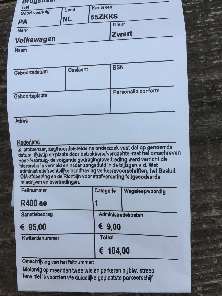 En de kater komt later. Misschien had <a href="/gemTiel/">gemeente Tiel</a> tijdens @corsobynight  van <a href="/fruitcorso_tiel/">fruitcorso_tiel</a> toch die stoeprand blauw moeten aanlichten. Gevalletje #geenparkeerschijf voor de ruit.