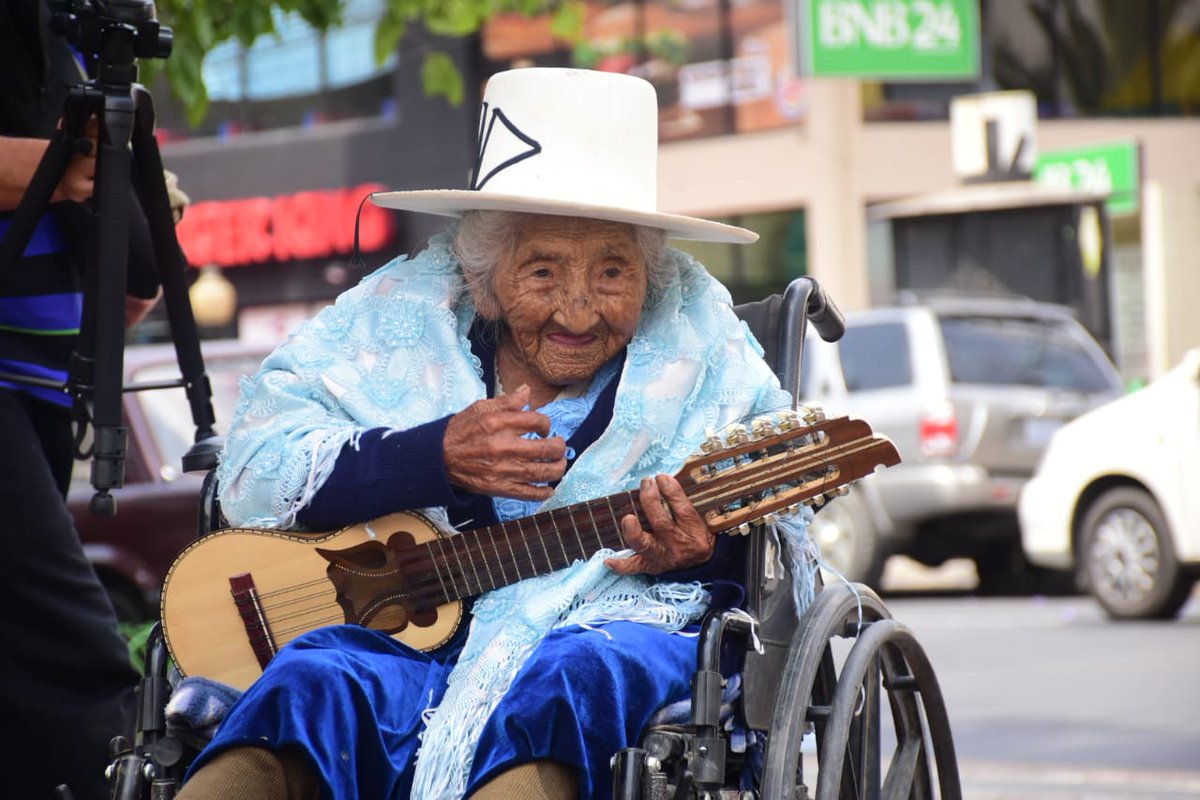 Los Tiempos on Twitter: "#LTahora Se lleva adelante el homenaje al sombrero de por el aniversario de #Cochabamba. “Mamá Julia”, la mujer más longeva de país y posiblemente del mundo, participa