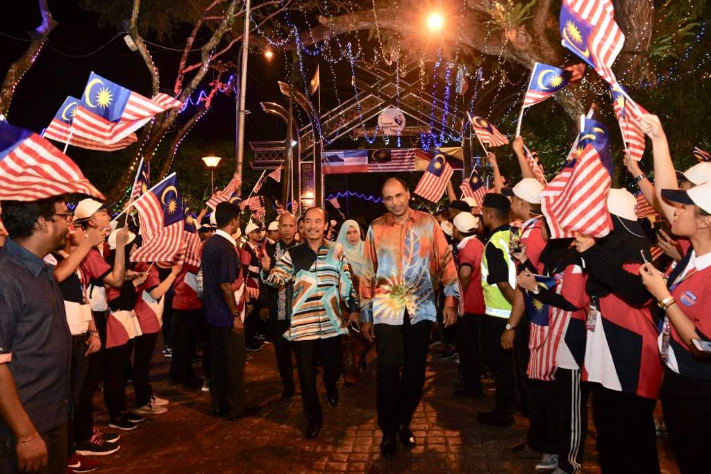 IsmailBakar60's tweet photo. Perdana Menteri @chedetofficial pada malam ini berkata kerajaan akan mengembalikan status rakan sekutu kepada Sabah &amp; Sarawak seperti termaktub dalam Perjanjian Malaysia 1963 semasa negara terbentuk 55 tahun lalu.

@jpmgov_
@mohdshafieapdal
@RizanThani https://t.co/7YBy53HEg5