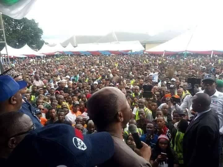 OyoPoliticalDis's tweet photo. Wike lost thousands of supporters to APC 
Amaechi Arrives Eleme LGA;  Receives Wike Strong  supporters into  APC. 

The Honourable Minister of Transportation, Rt. Hon. Chibuike Rotimi Amaechi; arrived Eleme LGA ; received PDP decampees  into  APC

@APCUKingdom https://t.co/6EWnNA88vC