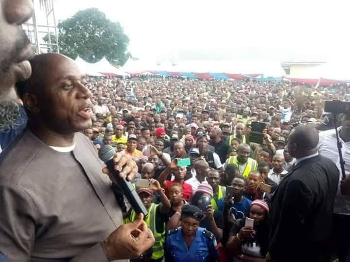 OyoPoliticalDis's tweet photo. Wike lost thousands of supporters to APC 
Amaechi Arrives Eleme LGA;  Receives Wike Strong  supporters into  APC. 

The Honourable Minister of Transportation, Rt. Hon. Chibuike Rotimi Amaechi; arrived Eleme LGA ; received PDP decampees  into  APC

@APCUKingdom https://t.co/6EWnNA88vC
