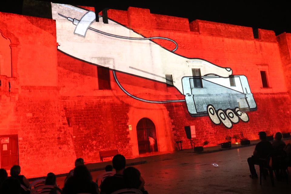 urlografico's tweet photo. Urlo grafico nella suggestiva location del castello di #Andrano per il Festival delle Culture Visive M3D FEST. Aggiungere storie alla storia in questo contesto unico non capita spesso. Grazie al direttore artistico Hermes Mangialardo. #GraphicDesign #news #info https://t.co/5iM13aEtxM