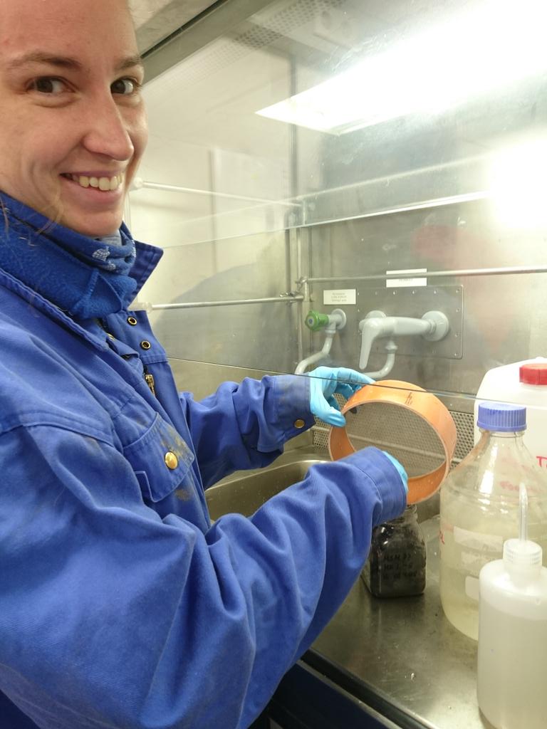 MelanieBergma18's tweet photo. First cast of the day: our #phd student Melissa Kรคร deploys our large box corer on the SW Svalbard shelf to study macrofauna, animals >500um that fulfill important ecosystems functions. #msm77 @AWI_Media https://t.co/Nt6Xeg7MND