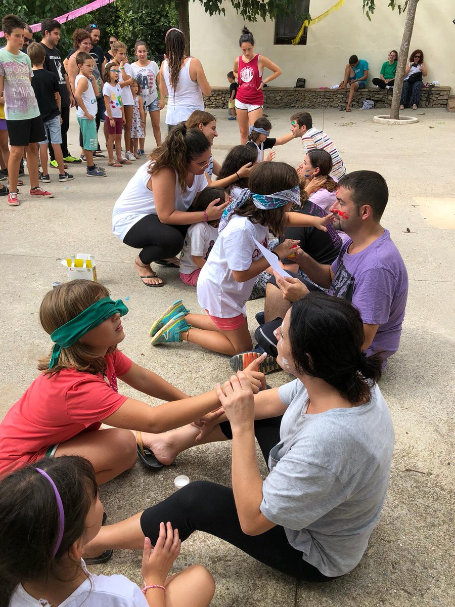 CastellersPrat's tweet photo. A les colónies de la #canallapotablava avui els pares i mares han participat de la gimcana i han dinat junts. Un cap de setmana rodó per agafar forces per les diades de #fmelprat Un plaer compartir cap d setmana amb la canalla de @matossers #orgullpotablava #camídeFMElPrat https://t.co/0nMQmMKMZ7