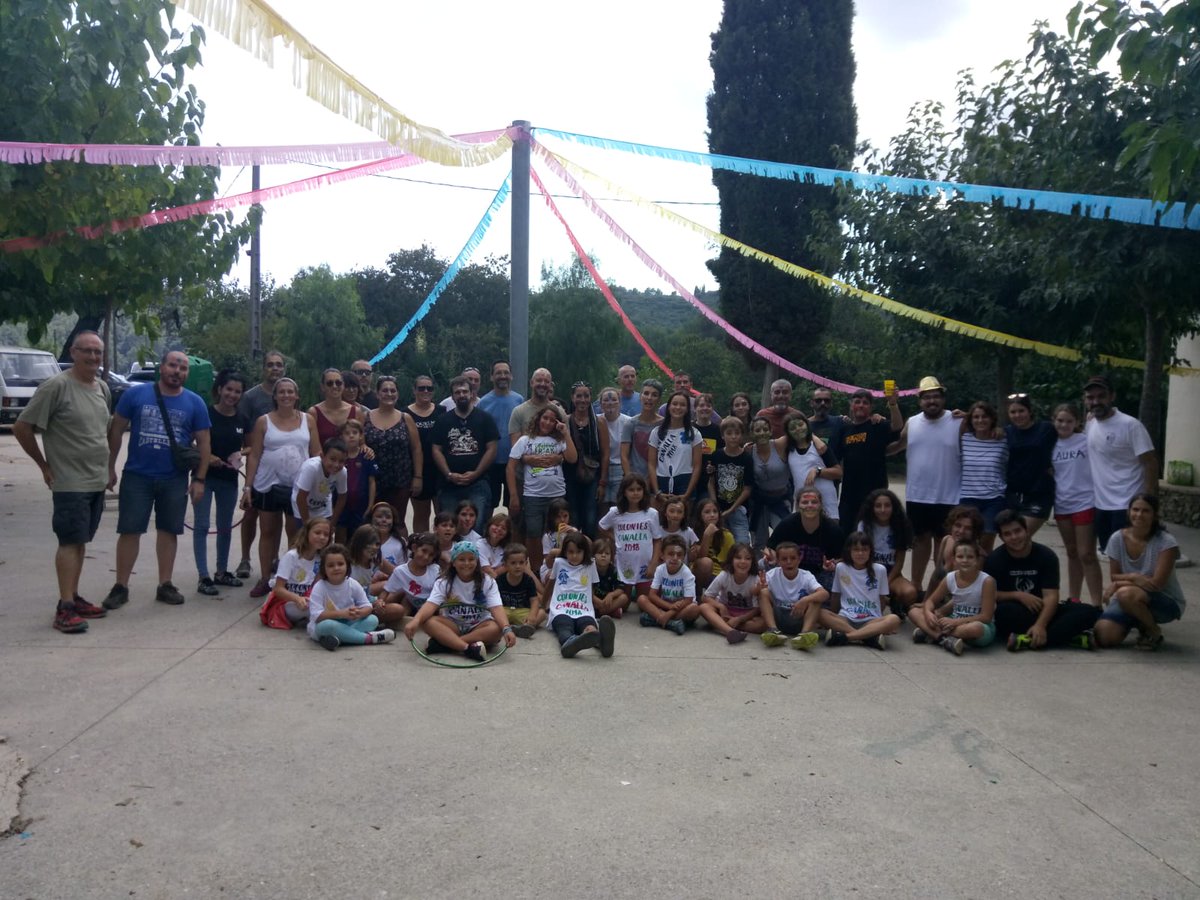 CastellersPrat's tweet photo. A les colónies de la #canallapotablava avui els pares i mares han participat de la gimcana i han dinat junts. Un cap de setmana rodó per agafar forces per les diades de #fmelprat Un plaer compartir cap d setmana amb la canalla de @matossers #orgullpotablava #camídeFMElPrat https://t.co/0nMQmMKMZ7